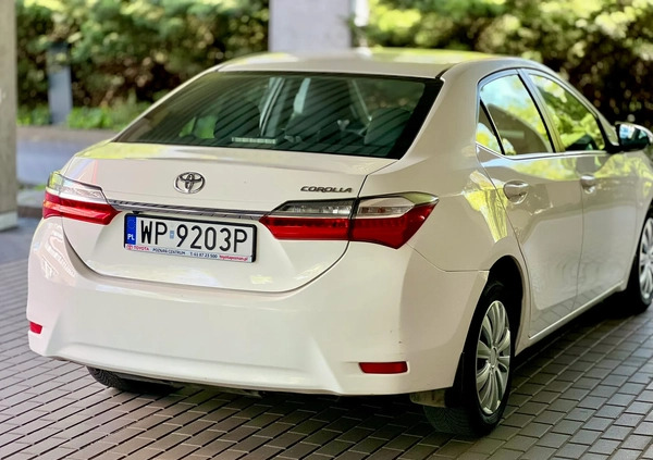 Toyota Corolla cena 33000 przebieg: 254000, rok produkcji 2016 z Warszawa małe 121